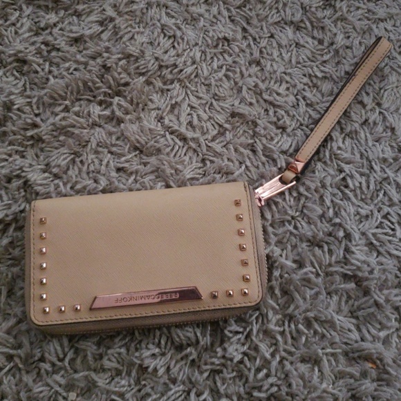 Rebecca Minkoff Handbags - SALE!🔹️Rebecca Minkoff wristlet style wallet🔹️